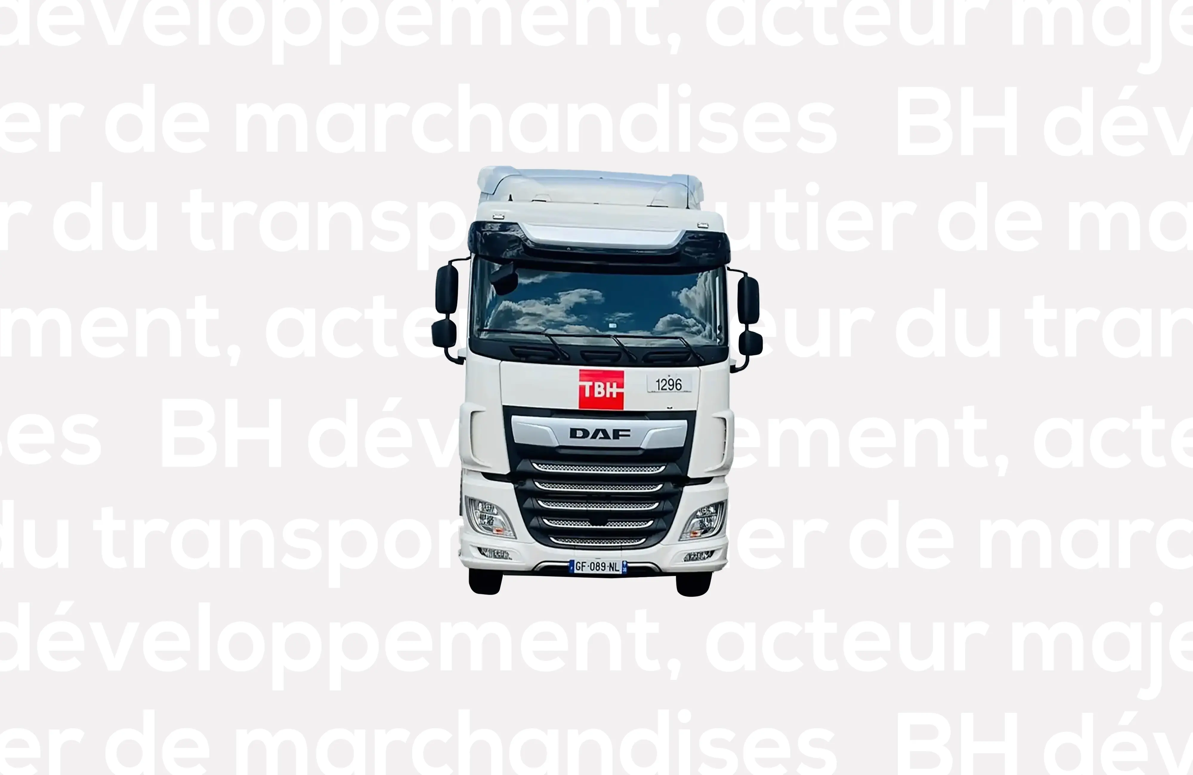 Collage d'un camion TBH sur fond de baseline de la marque