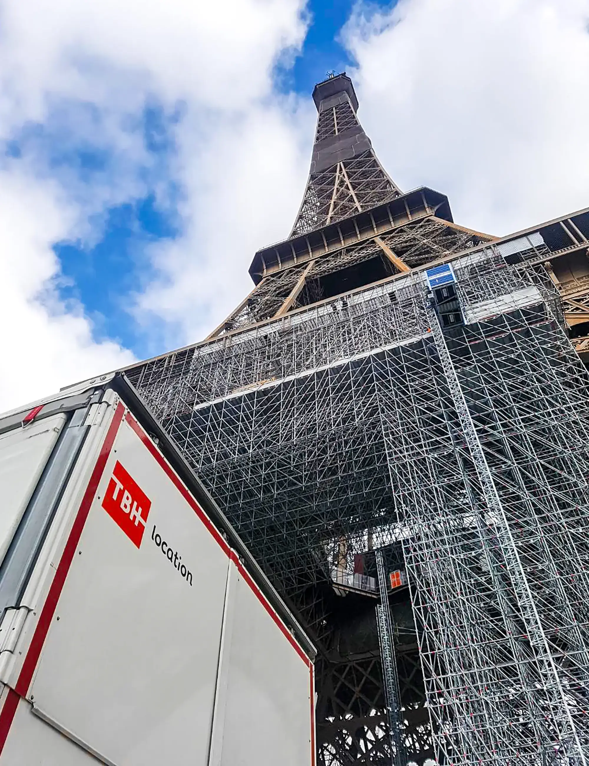 Vue d'un camion TBH location au pied de la Tour Eiffel