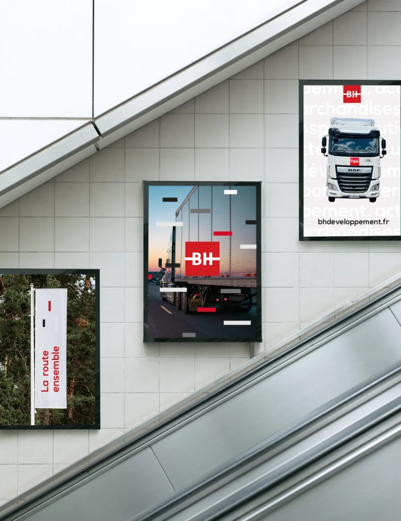 Posters de BH développement au mur au-dessus d'un escalator