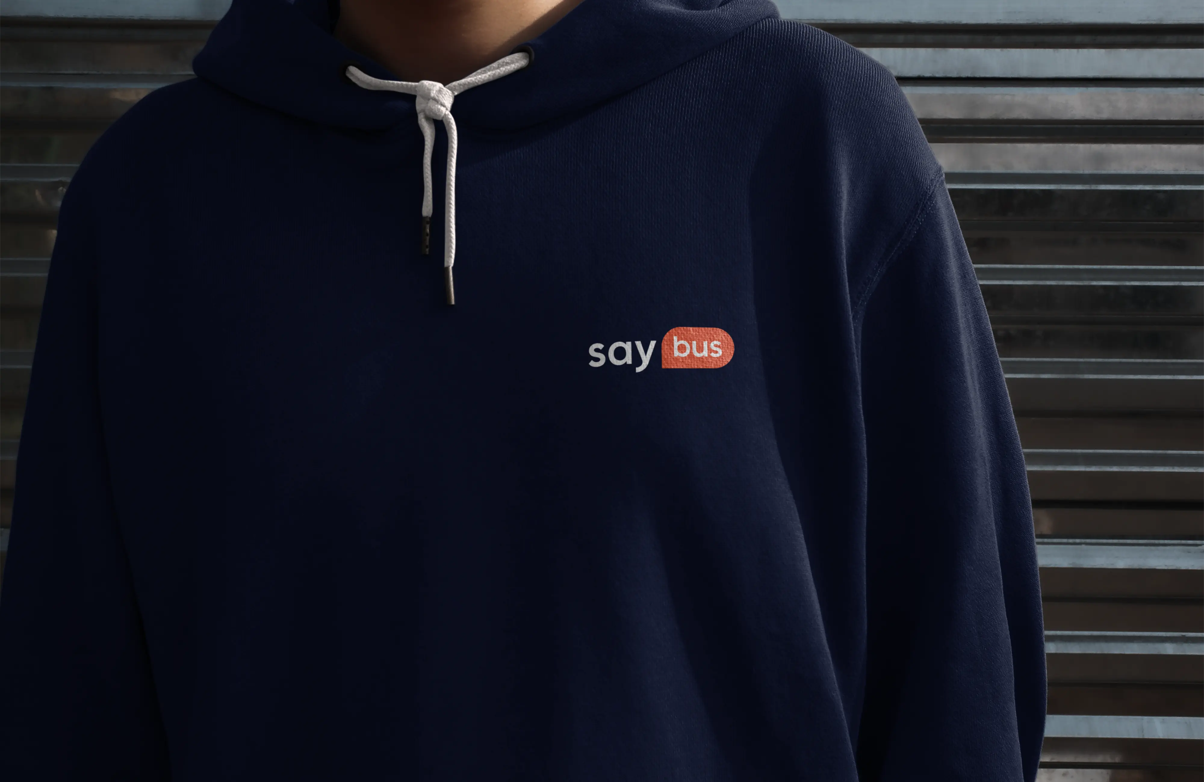 Pull hoodies bleu foncé avec le logo Saybus sur la poitrine