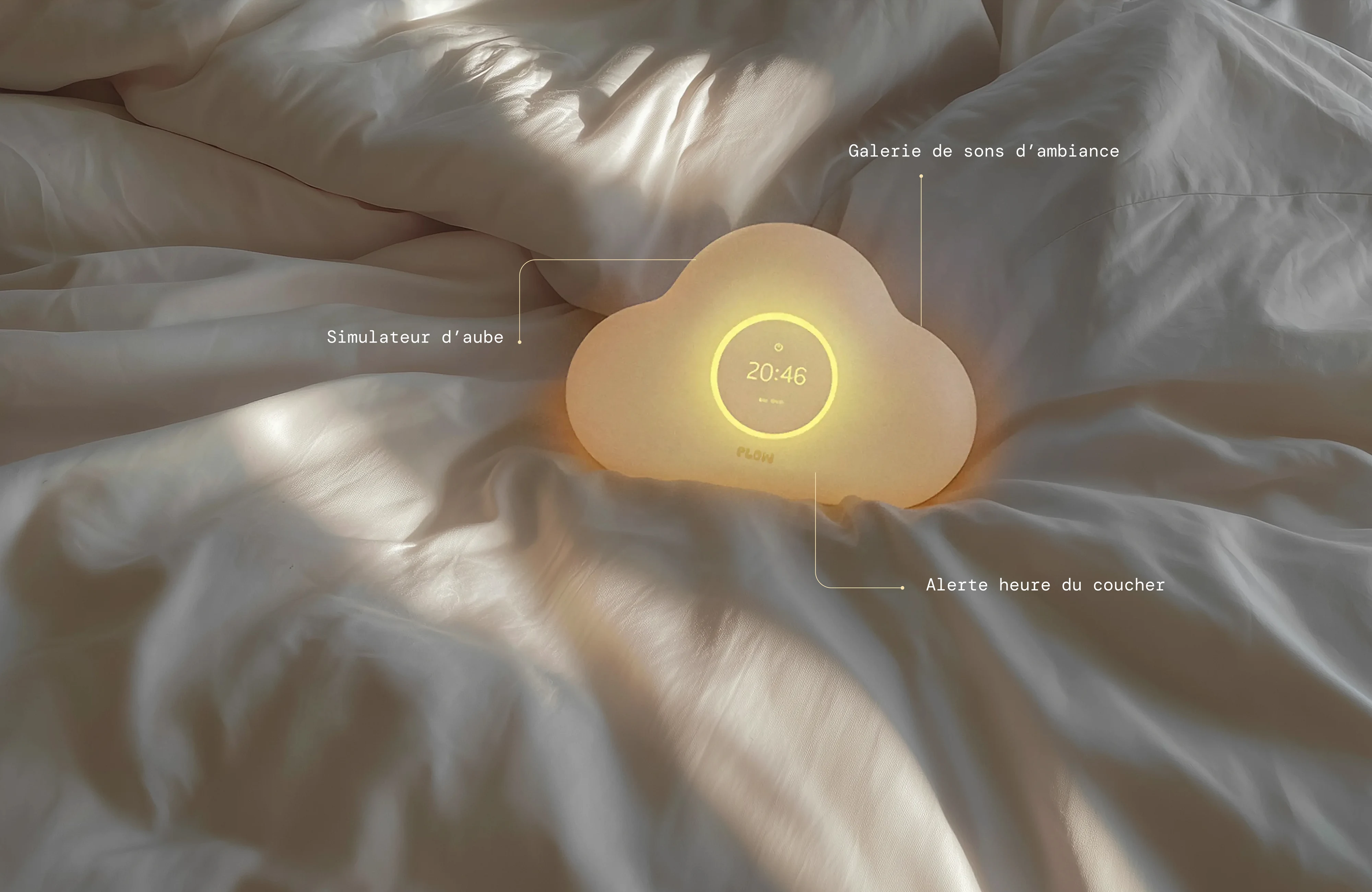 Veilleuse plow posée sur des draps blancs, vue de haut, lumière en jaune, avec des détails sur ses caractéristiques, par Clarisse Joly (rvb challenge)